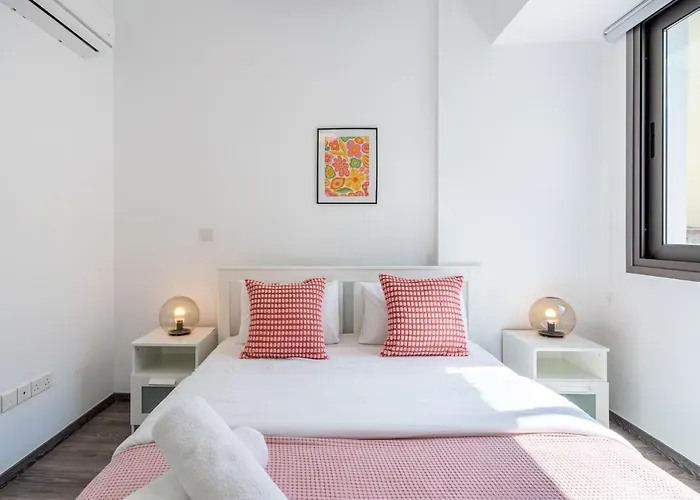 Crystal 2-bedroom In דירה *